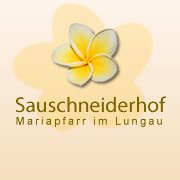 Logo Sauschneiderhof Wieland, gelbe Blume oben, unten Text "Sauschneiderhof Mariapfarr im Lungau"