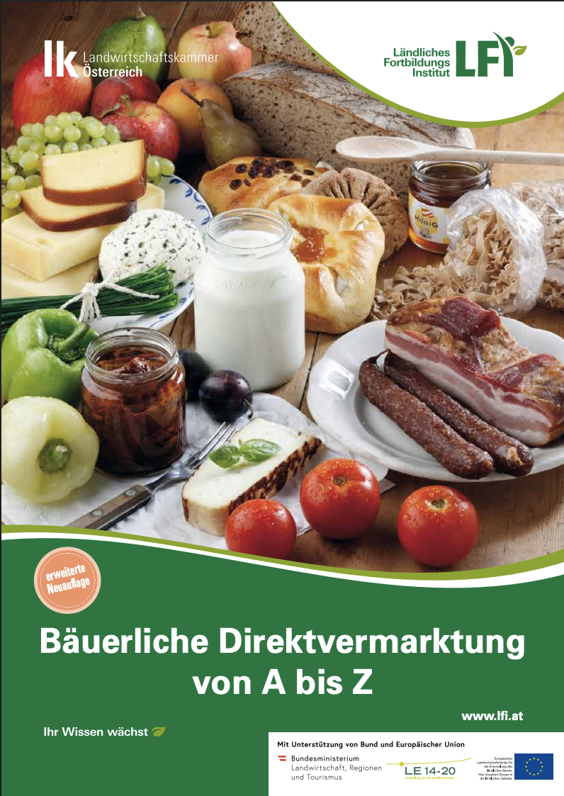 Verschiedene landwirtschaftliche Produkte wie Käse, Brot, Obst, Gemüse, Wurst und ein Glas Milch auf einem Tisch arrangiert.