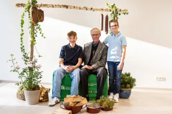 Generationen am Werk: Opa Martin Wastl mit seinen Enkeln – die Zukunft des Hofes ist gesichert.