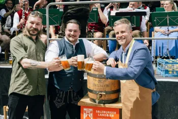 Bieranstich Trumer Privatbrauerei Premiere Salzburger Landbier beim Genussfest in Altenmarkt