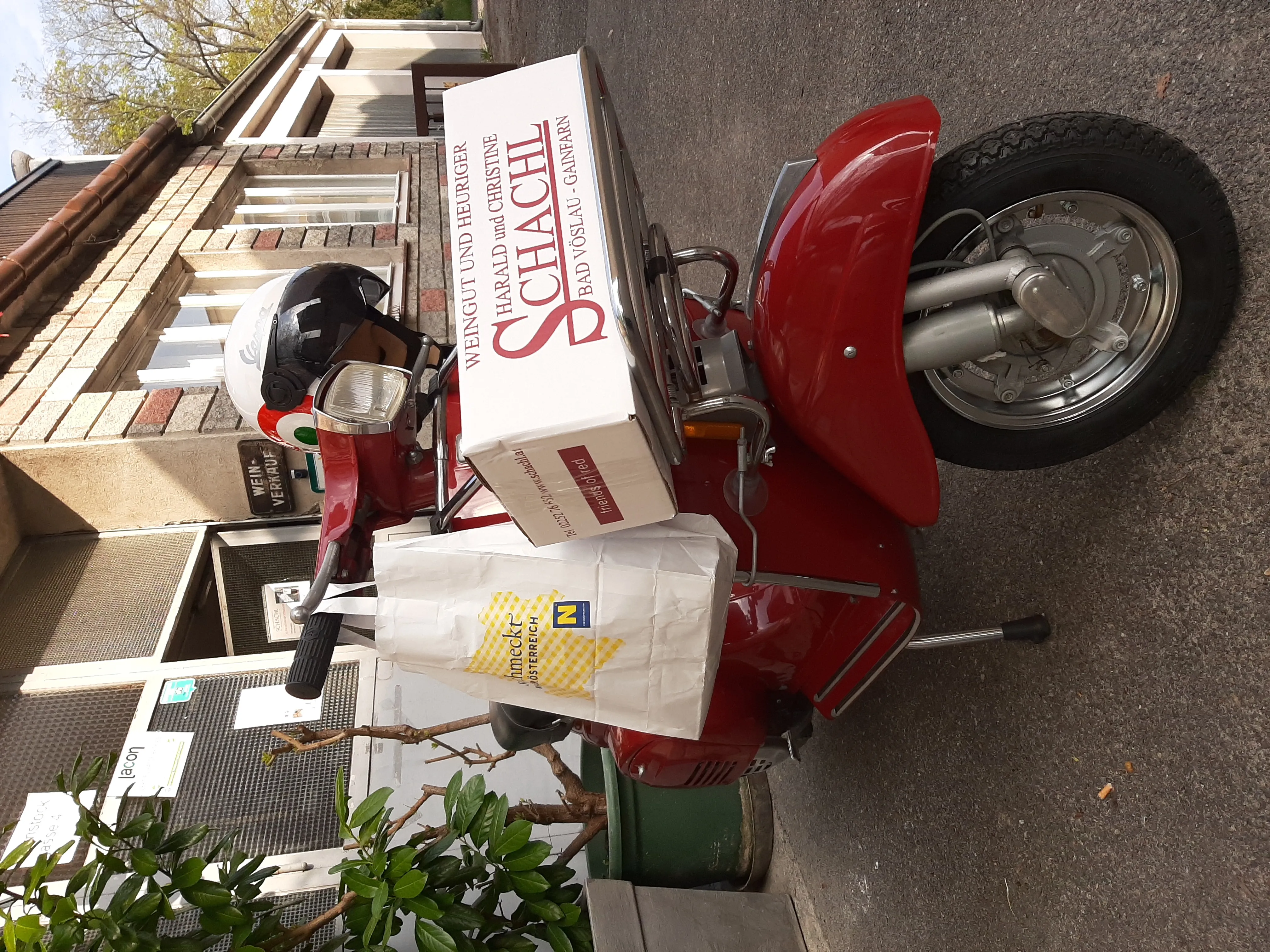 Weinlieferung mit Vespa