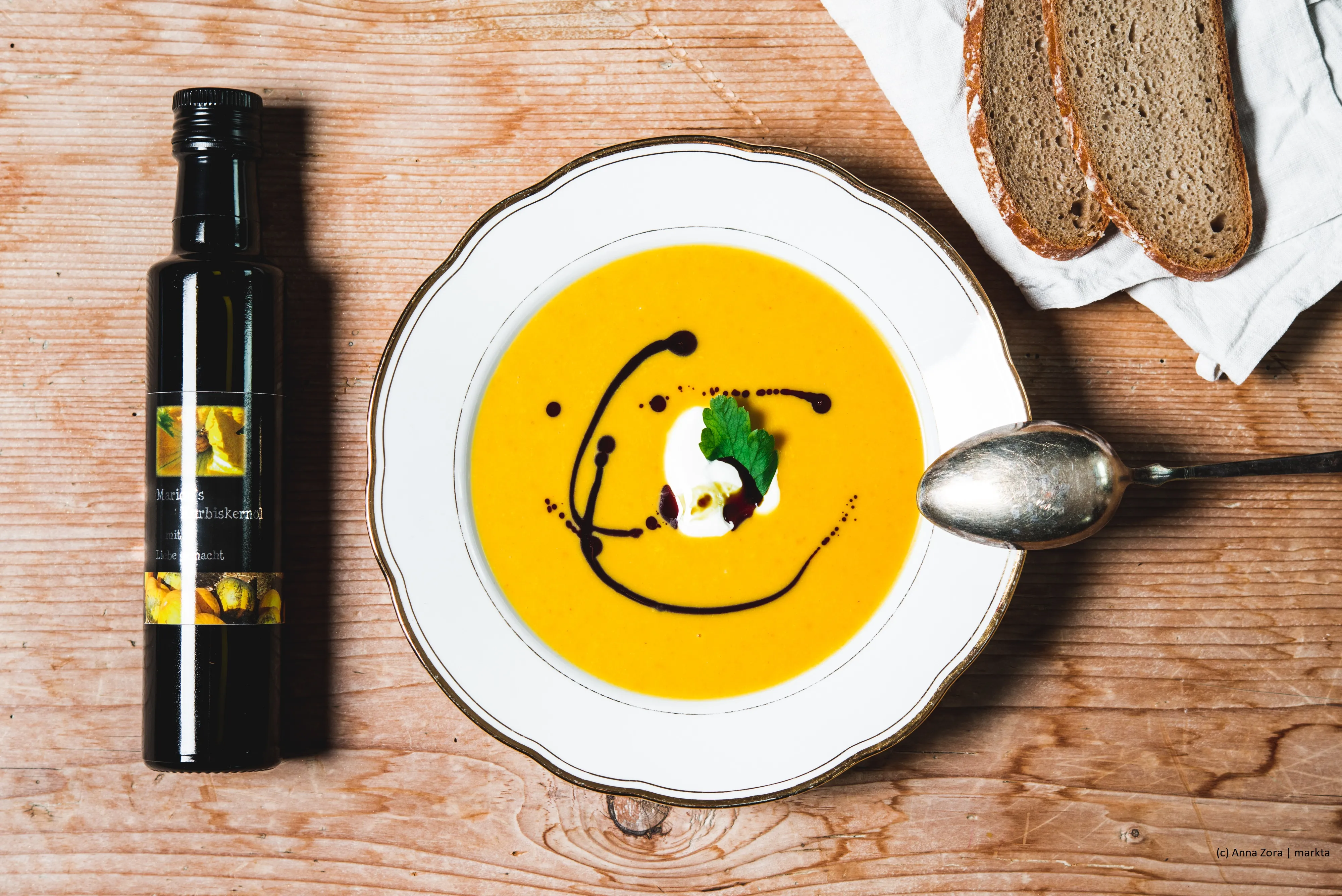 Suppe mit Kürbiskernöl