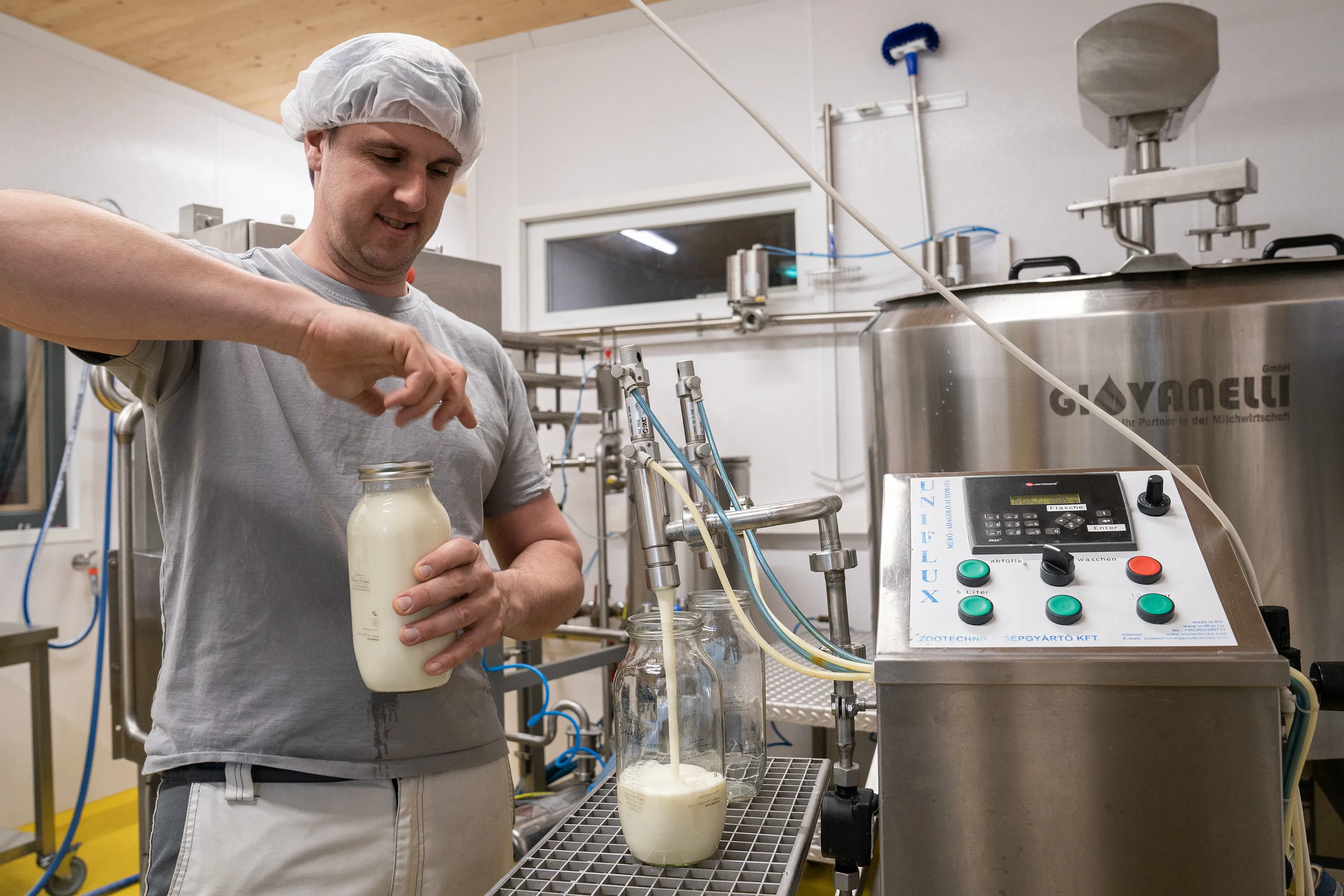 Milch abfüllen, Ziefers Hofmolkerei, Fam. Perwein