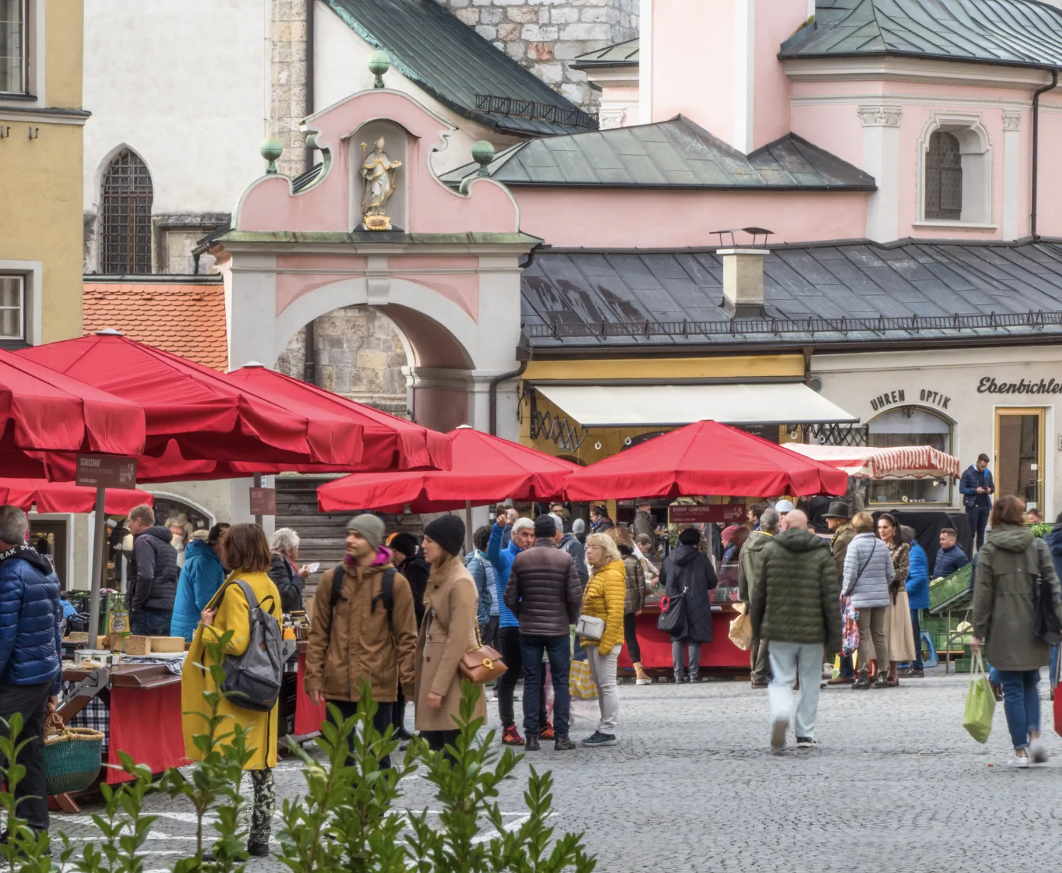 viele Leute spazieren über den Haller Bauernmarkt in Tirol.