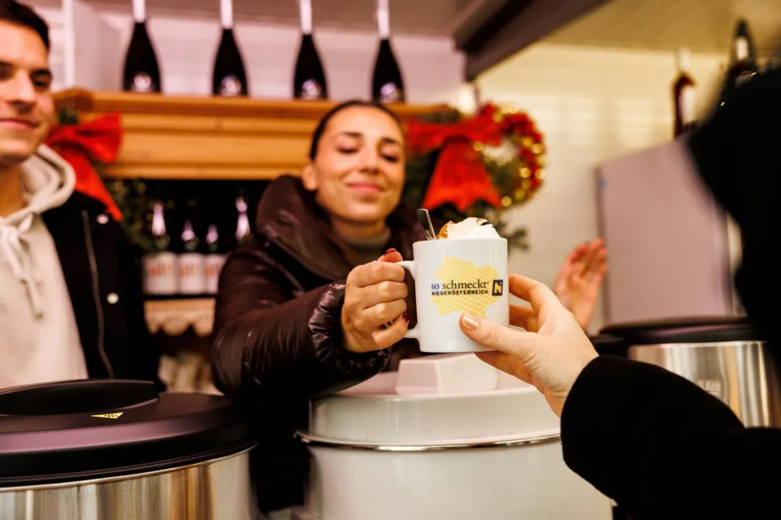 Heiße Schokolade wird serviert