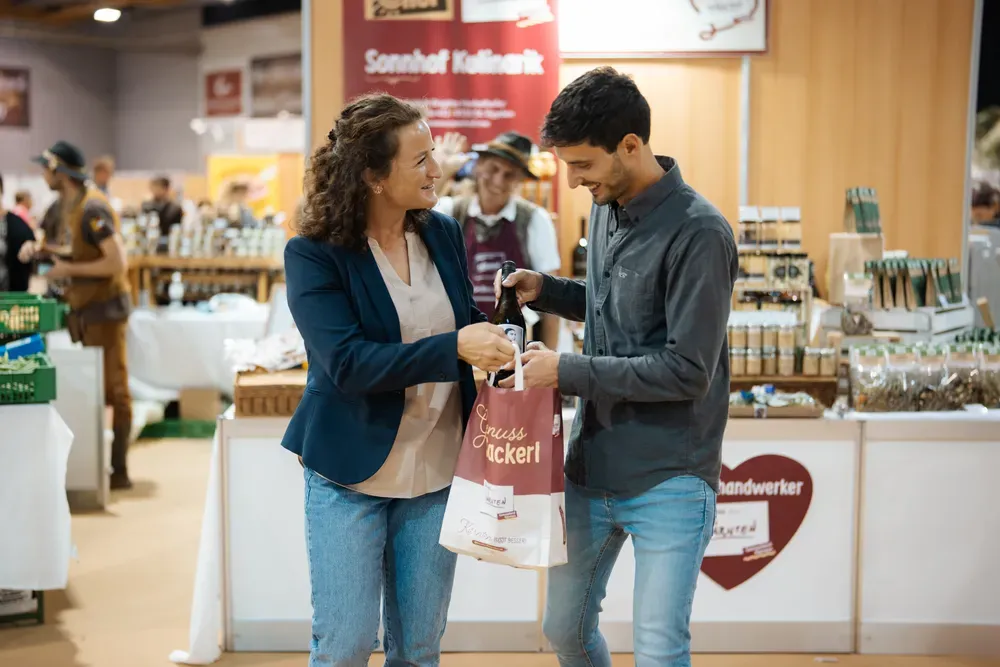 Frau und Mann bei der Familienmesse