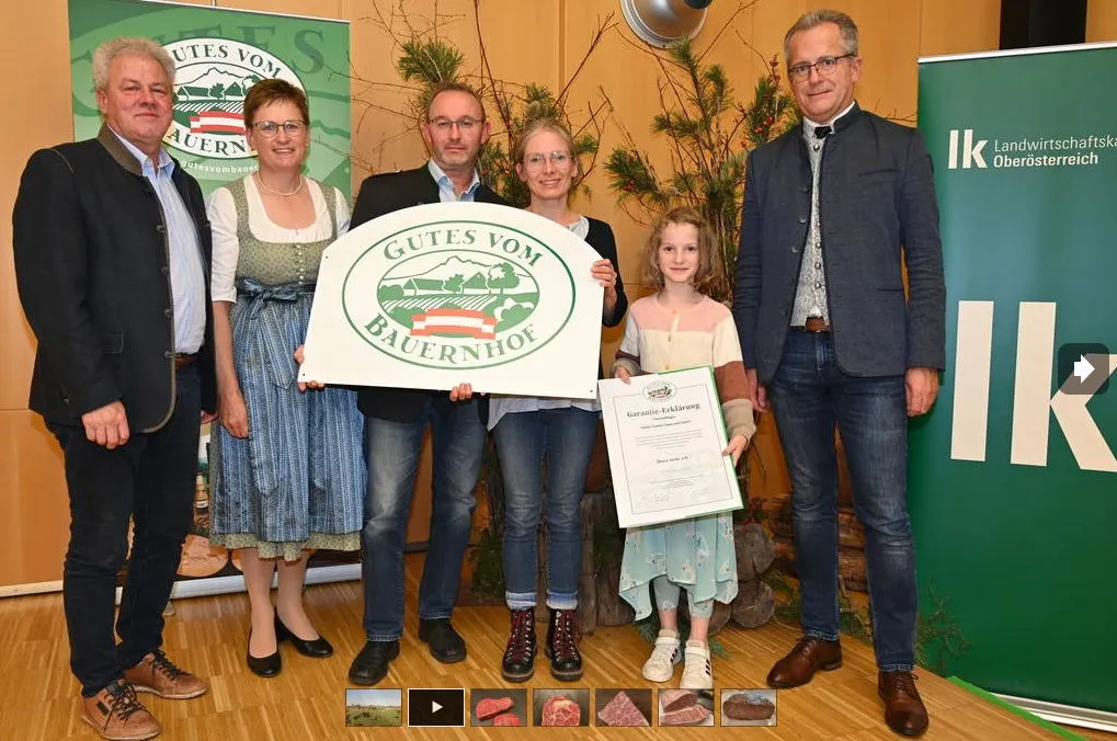Familie Huemer mit zwei weiteren Männern auf der Bühne bei der Verleihung von GvB