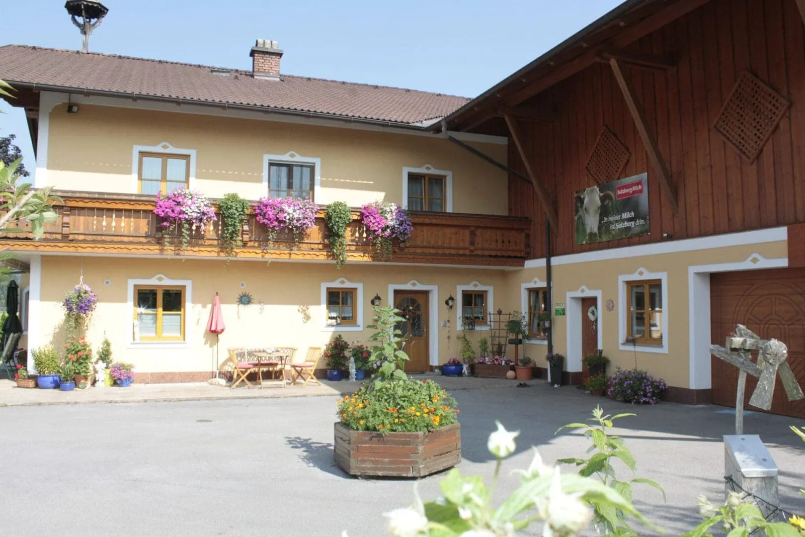 Innenhof der Familie Schlager im Sommer mit vielen Blumen