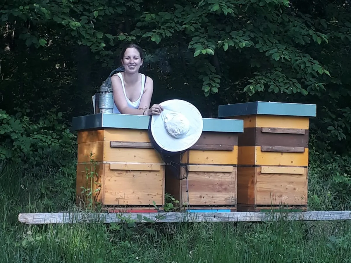 Jessica bei Bienenstöcken