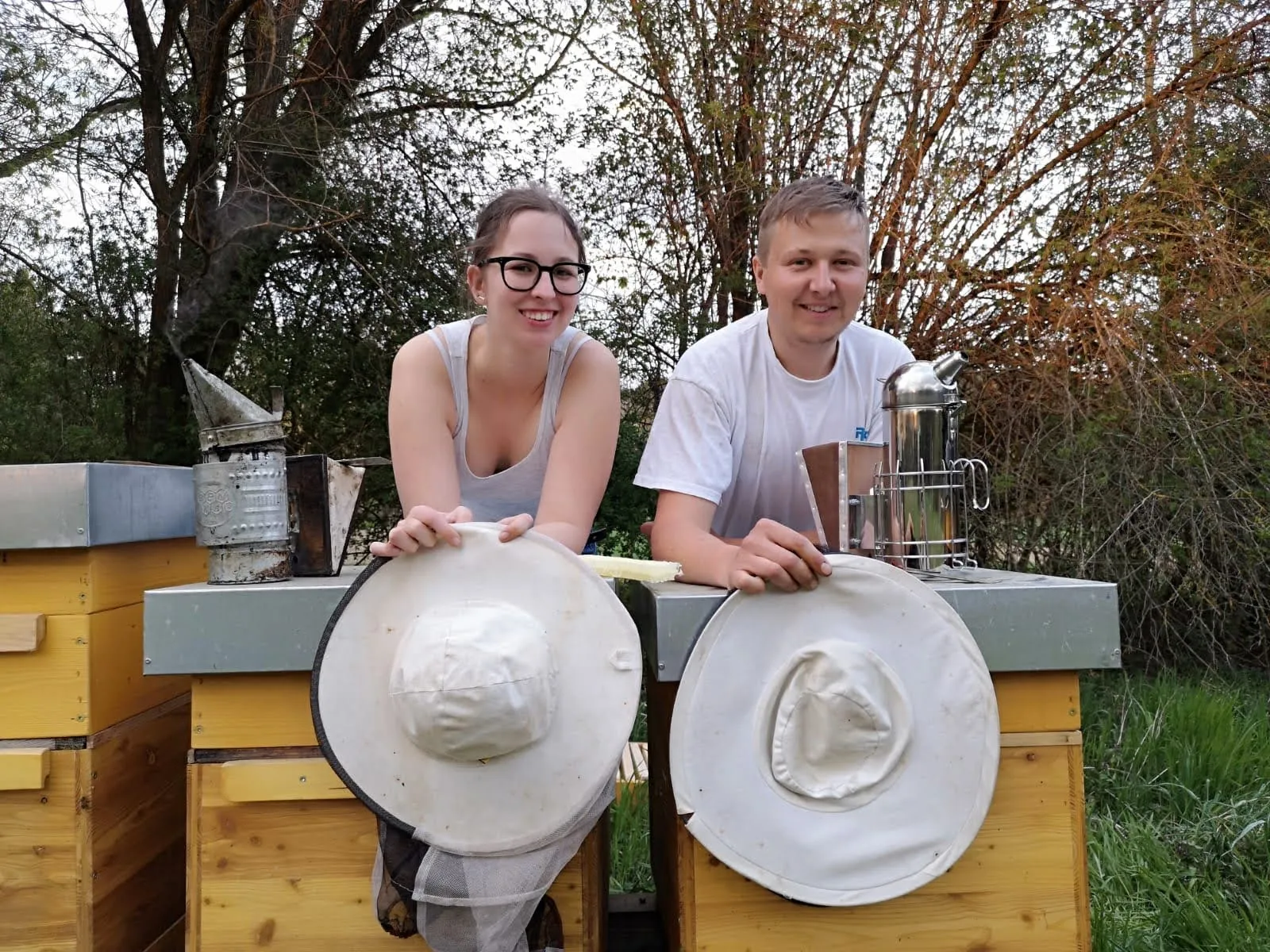 Jessica und Herbert bei den Bienenstöcken
