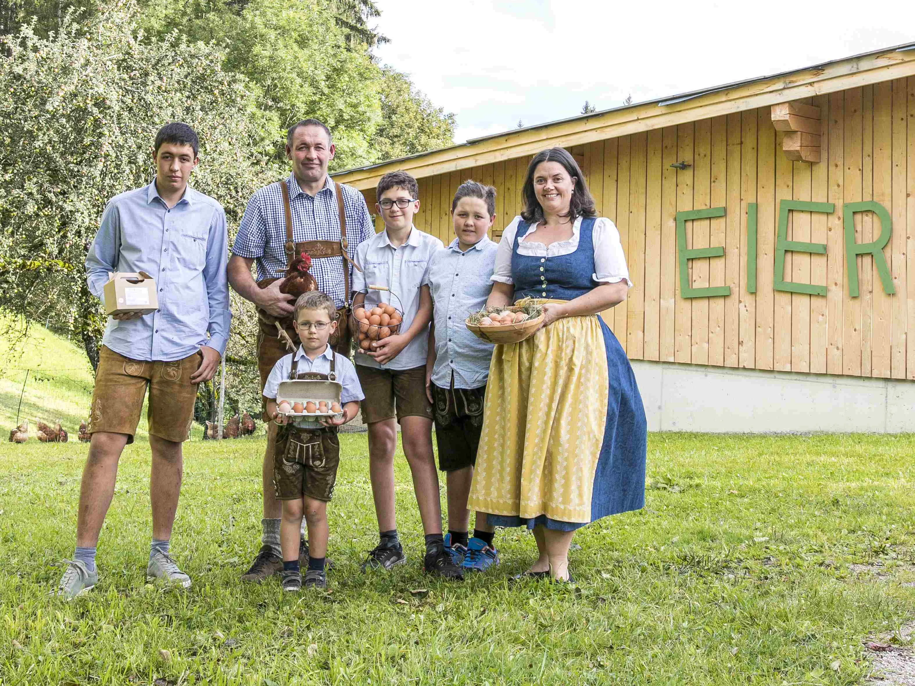 Obersüßgut_Familie Zitz vor dem Stall, Mutter und Vater mit 4 Söhnen in Tracht