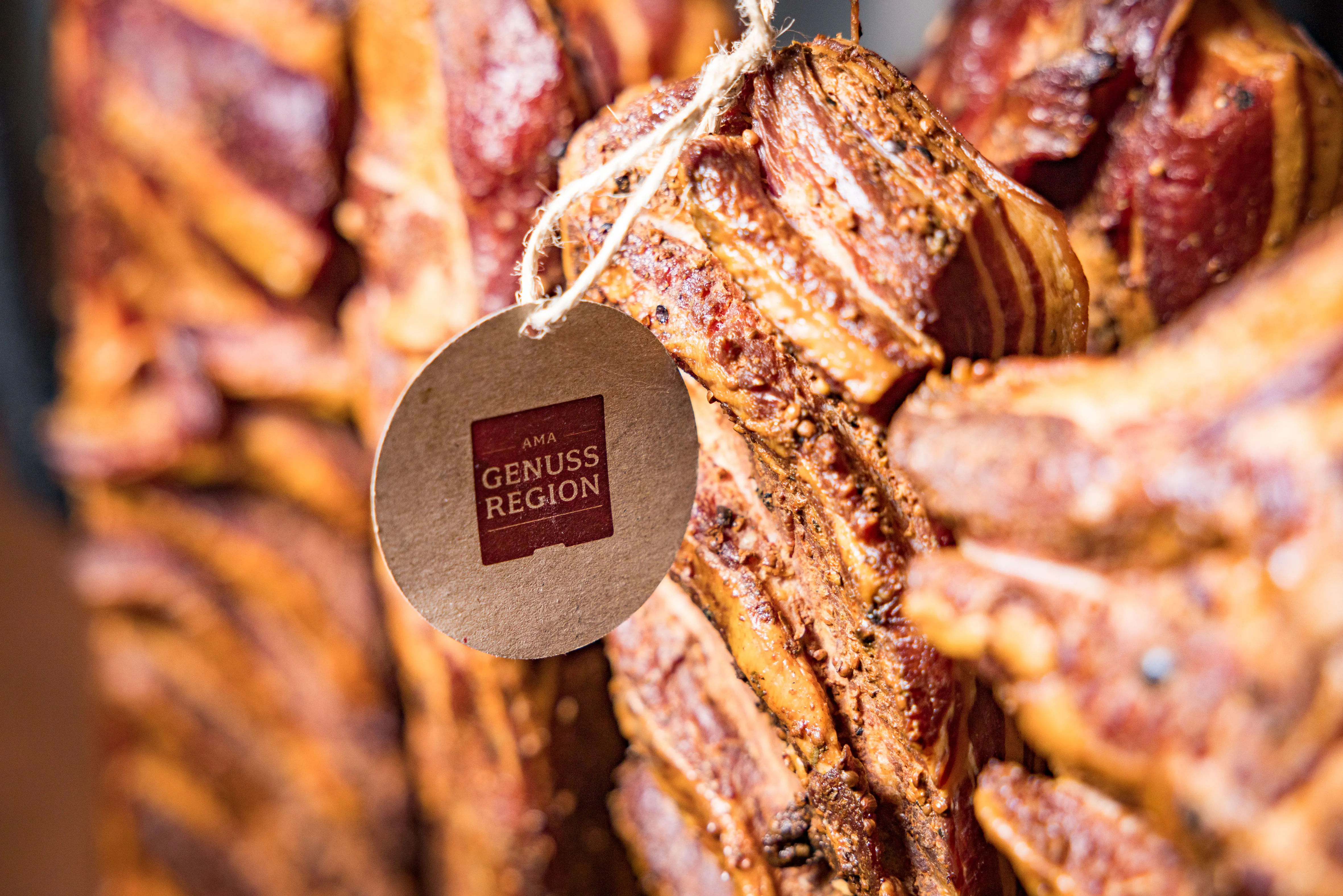 Auf dem Bild sind hängende Speckrenken zu sehen