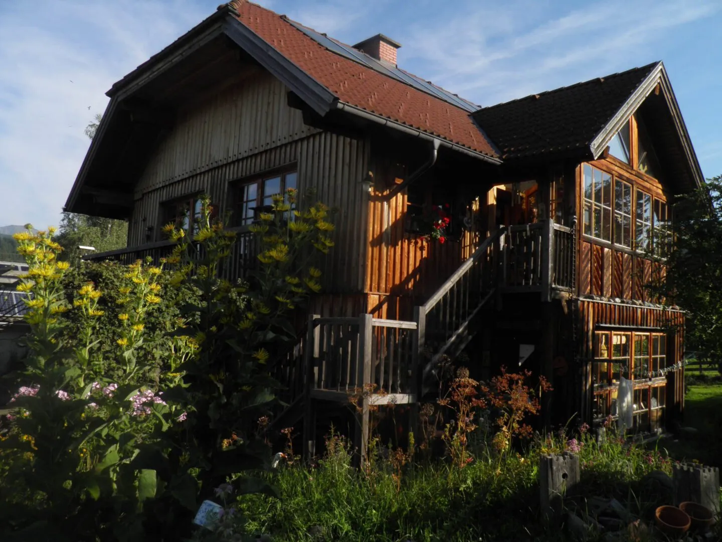 Bauernhaus der Familie Hötzer, Trimminger, Holzhaus mit vielen Kräutern rundherum