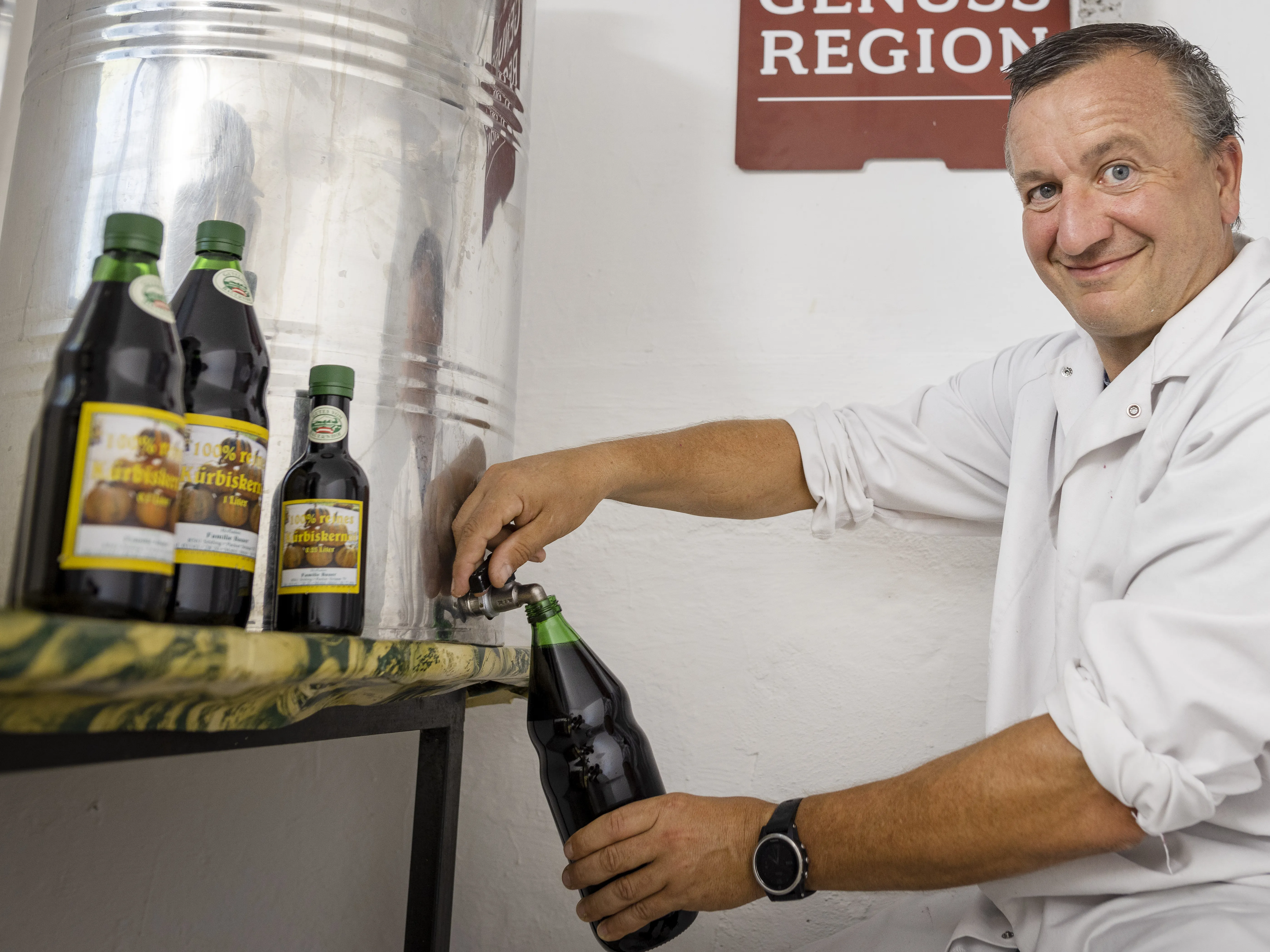 Kürbiskernöl abfüllen