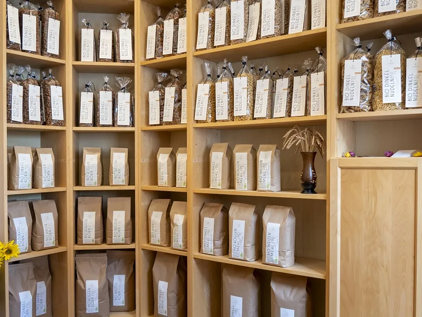 Hofladen der Familie Bamberger mit diversen Mehlen, Nudeln und Getreideproduktukten