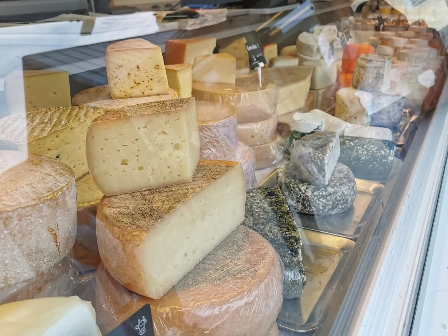 Handkäserei Wimmer Theke am-Winklhofer-Bauernmarkt-©-SAM
