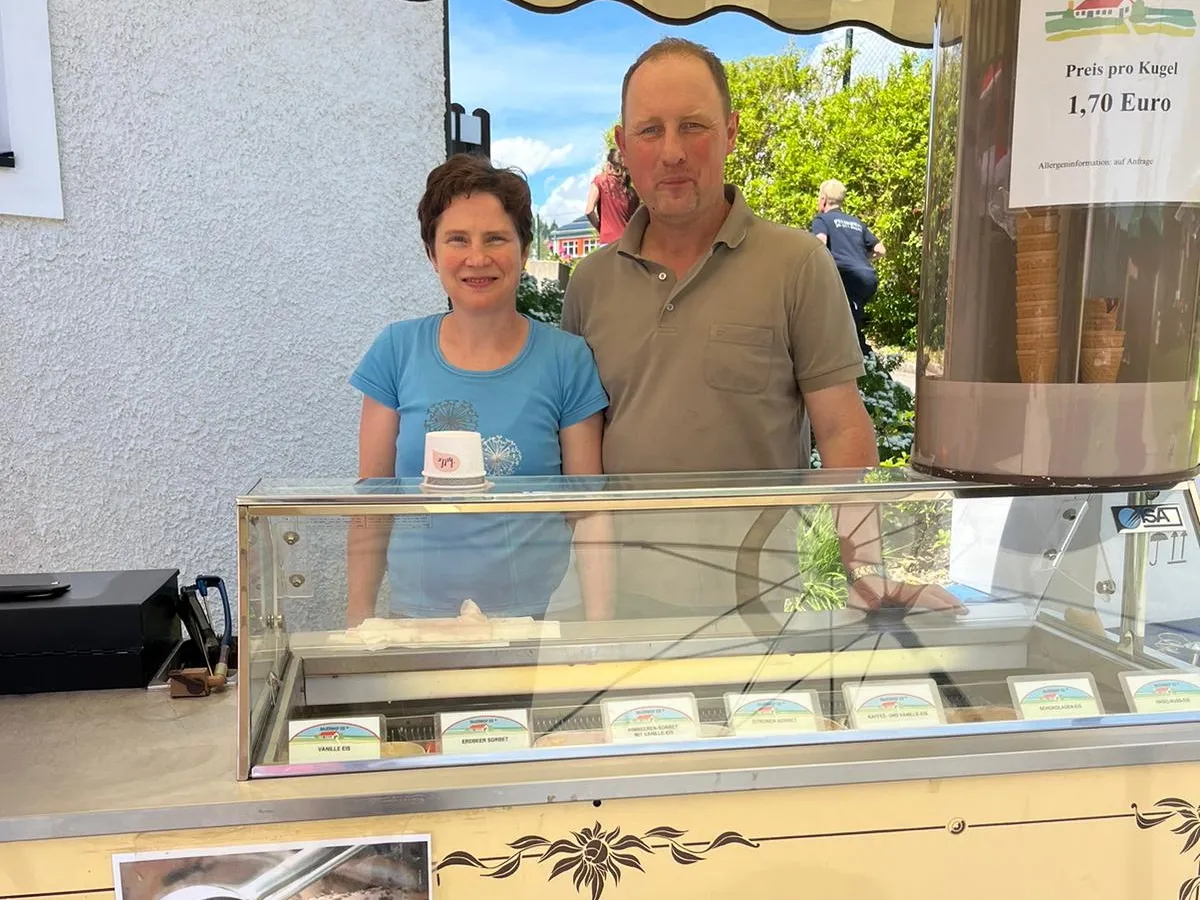 Herr und Frau Wolfmayr stehen hinter einem fahrbaren Verkaufswagen für Speiseeis