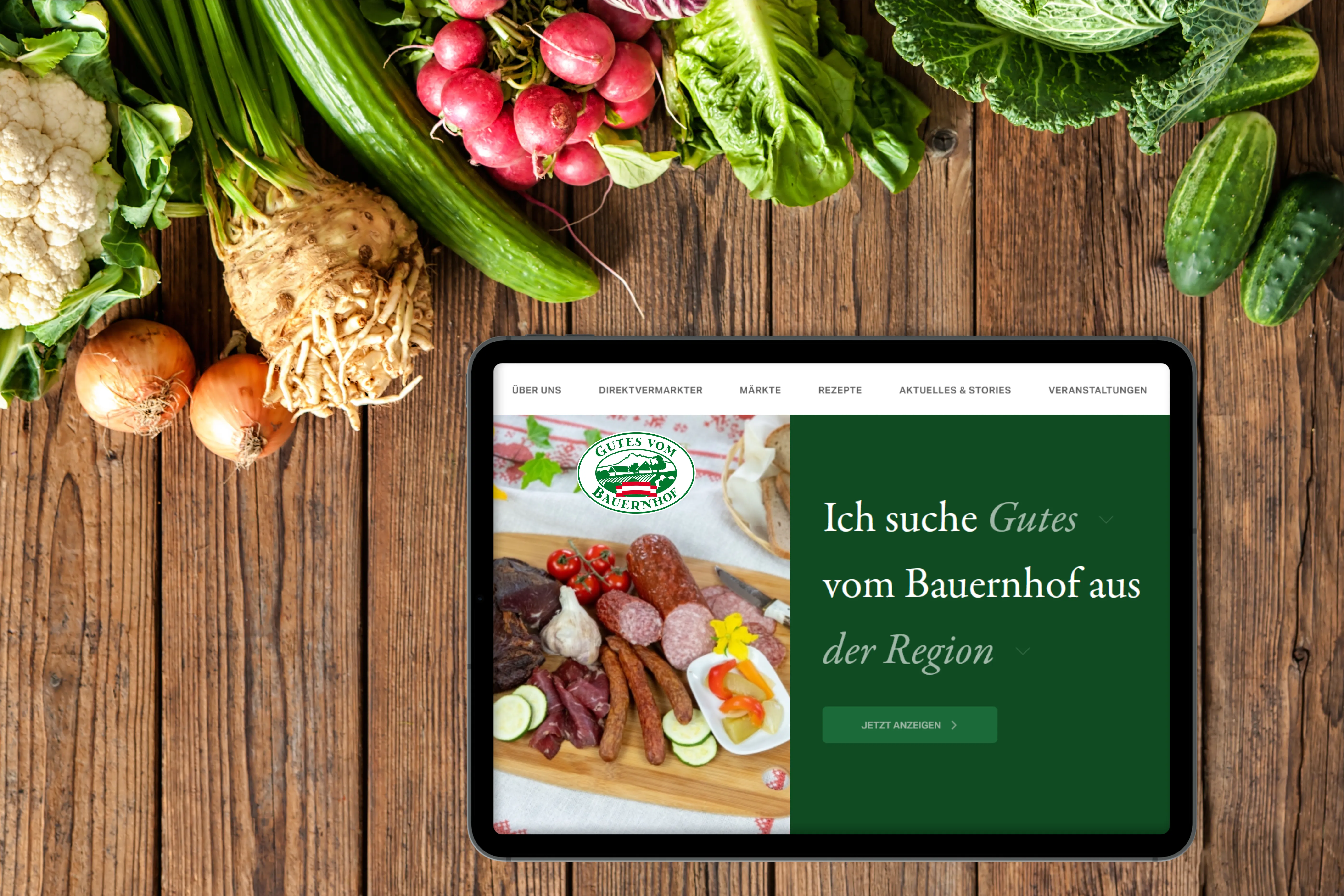 Neue GvB-Website auf einem Tablet, das auf einem Holztisch neben Lebensmitteln liegt